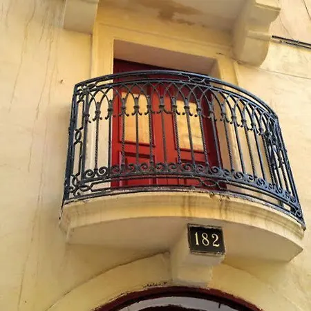 Apartment Traditional